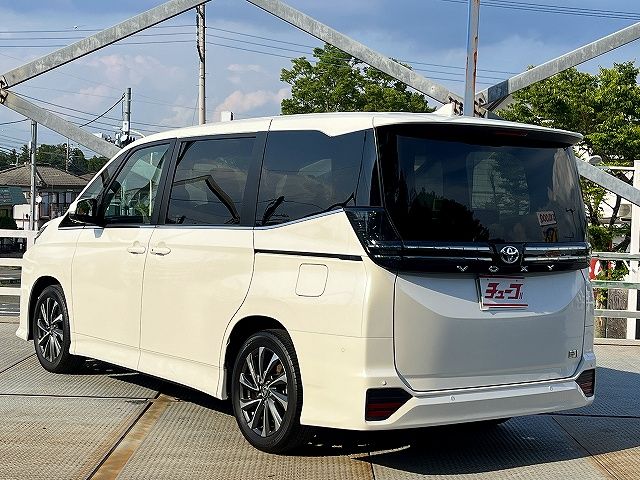 VOXY HYBRID