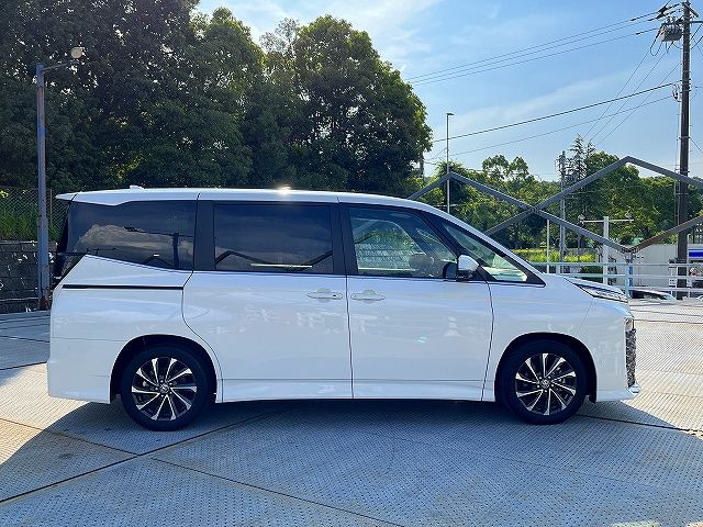 VOXY HYBRID