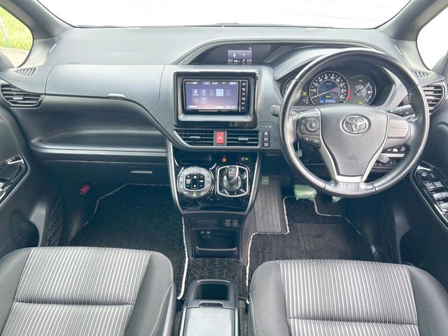 VOXY HYBRID
