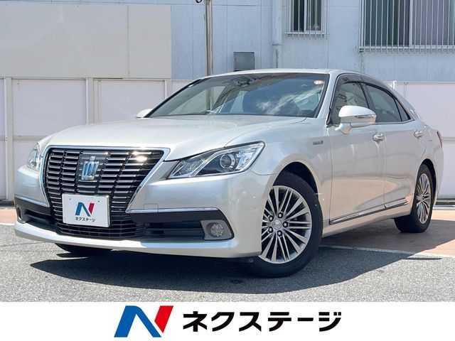 CROWN sedan hybrid