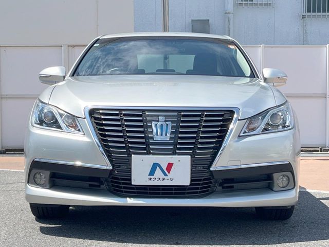 CROWN sedan hybrid