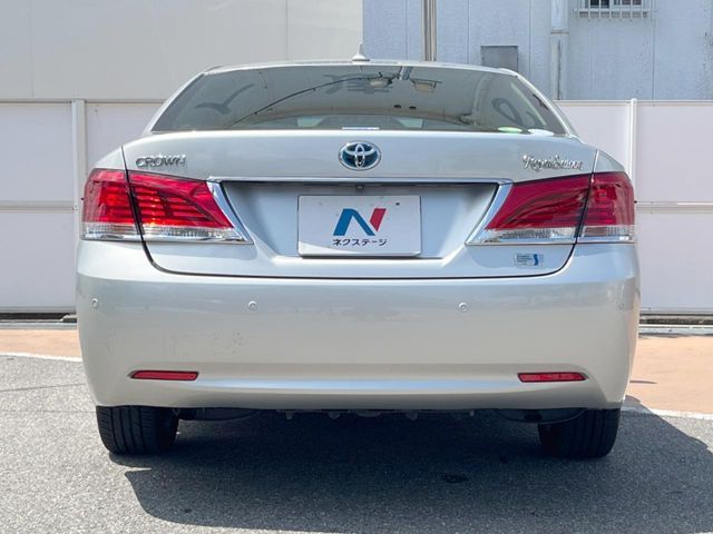 CROWN sedan hybrid