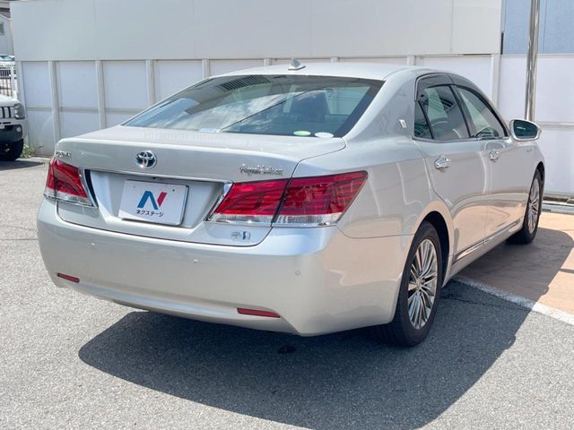 CROWN sedan hybrid