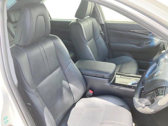 CROWN sedan hybrid