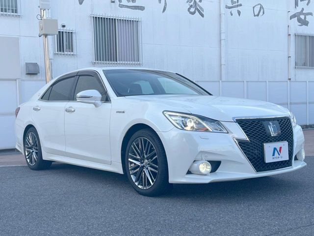 CROWN sedan hybrid