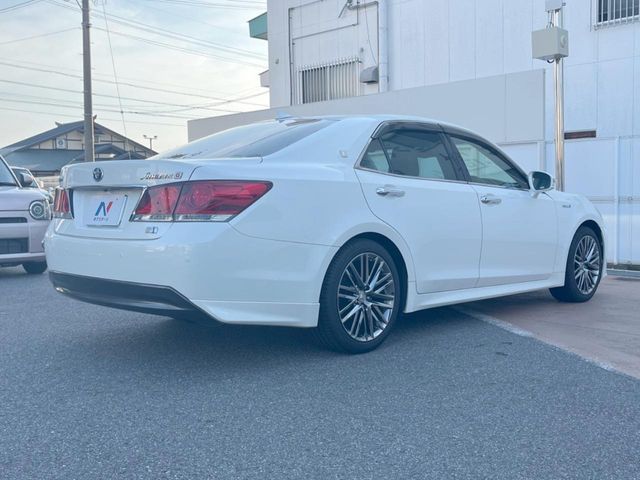 CROWN sedan hybrid