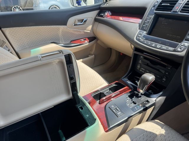 CROWN sedan
