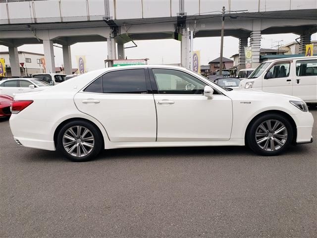 CROWN sedan hybrid