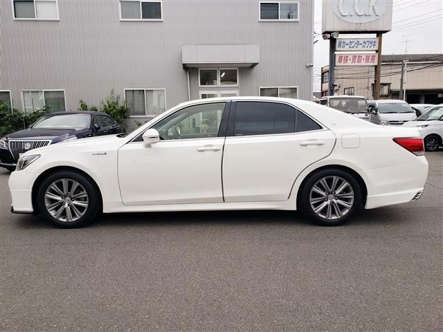 CROWN sedan hybrid