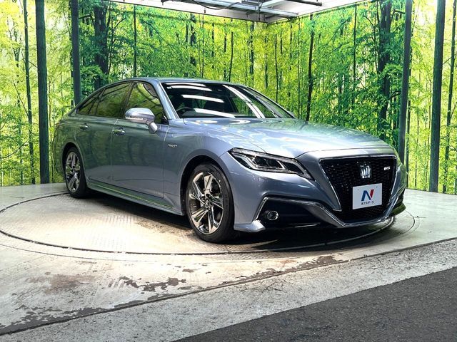 CROWN sedan hybrid