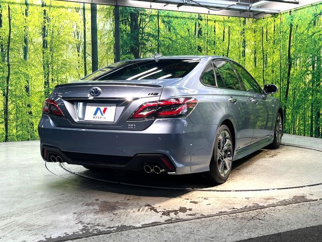 CROWN sedan hybrid