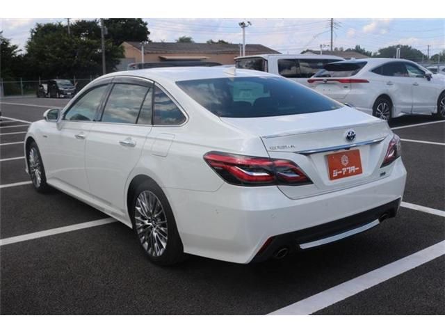 CROWN sedan hybrid
