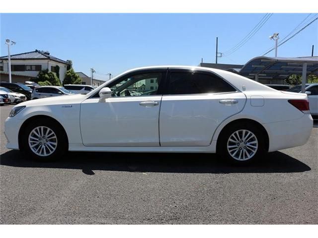 CROWN sedan hybrid