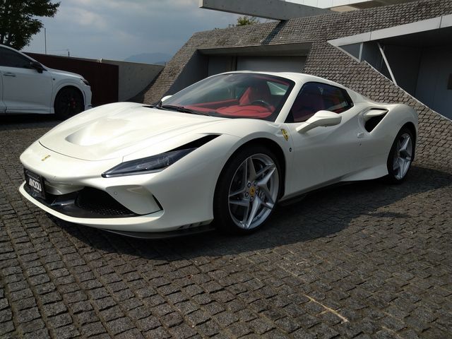 FERRARI F8 Spider