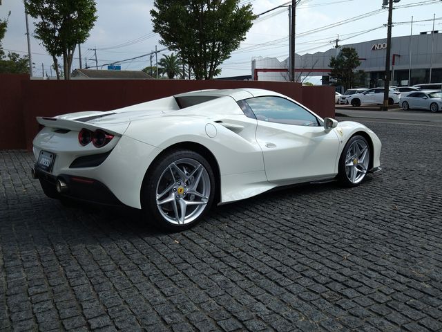 FERRARI F8 Spider