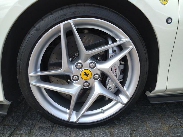 FERRARI F8 Spider
