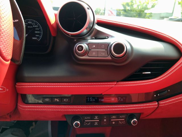 FERRARI F8 Spider