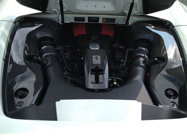 FERRARI F8 Spider