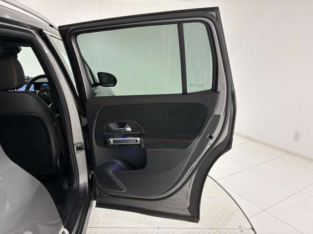 MERCEDES BENZ GLB