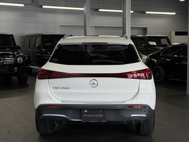 MERCEDES BENZ EQA