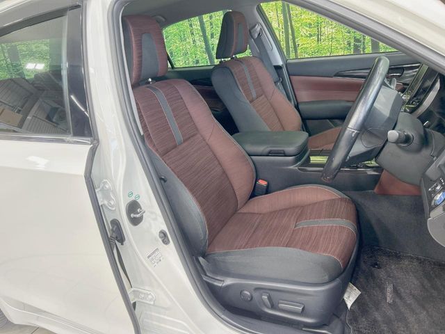 CROWN sedan hybrid