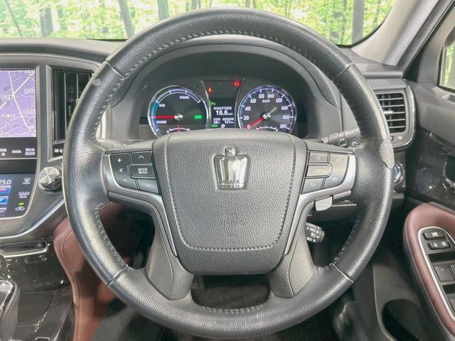 CROWN sedan hybrid