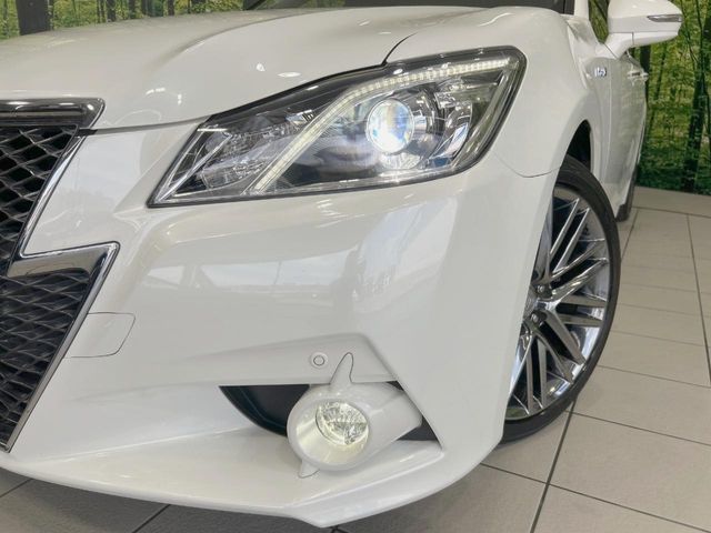 CROWN sedan hybrid