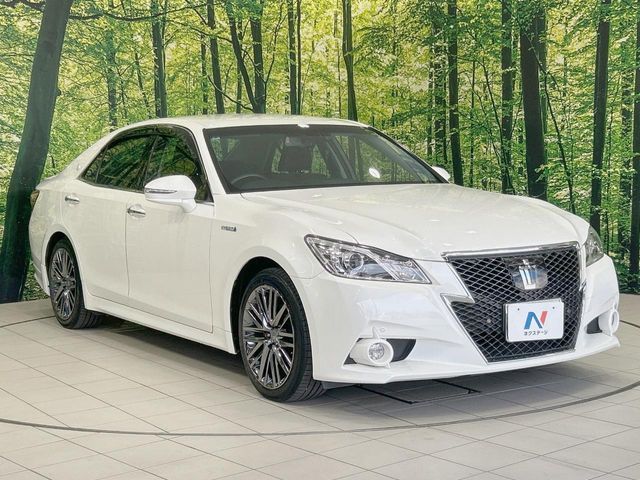 CROWN sedan hybrid