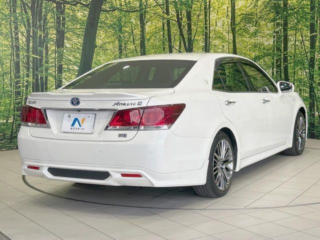 CROWN sedan hybrid