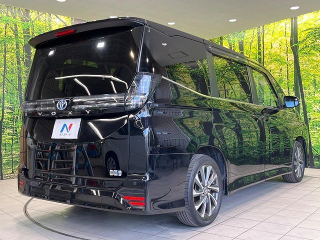 VOXY HYBRID