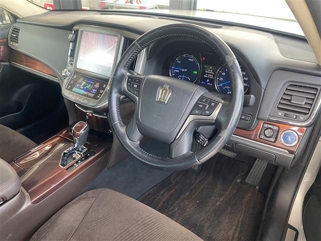 CROWN sedan hybrid
