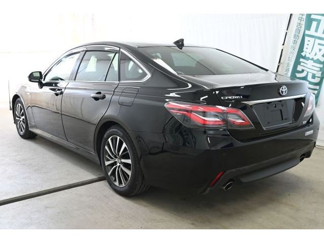 CROWN sedan hybrid
