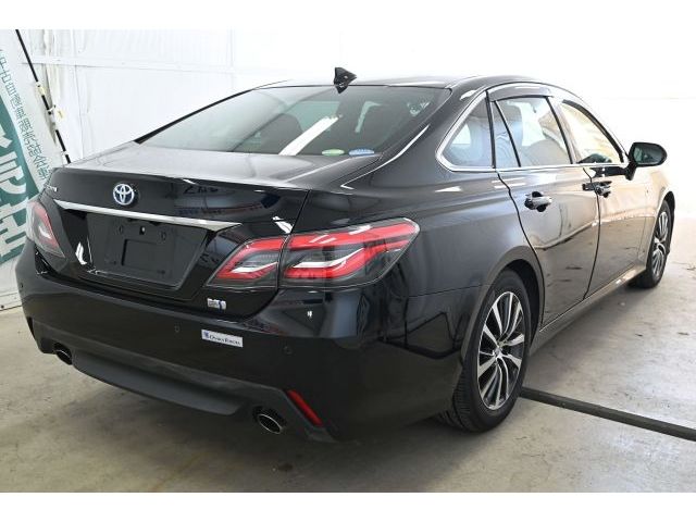 CROWN sedan hybrid