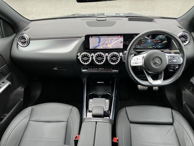 MERCEDES BENZ EQA
