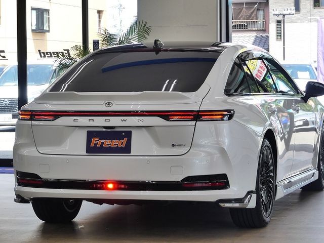 CROWN sedan hybrid