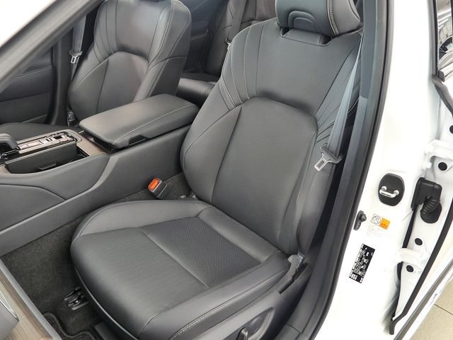 CROWN sedan hybrid