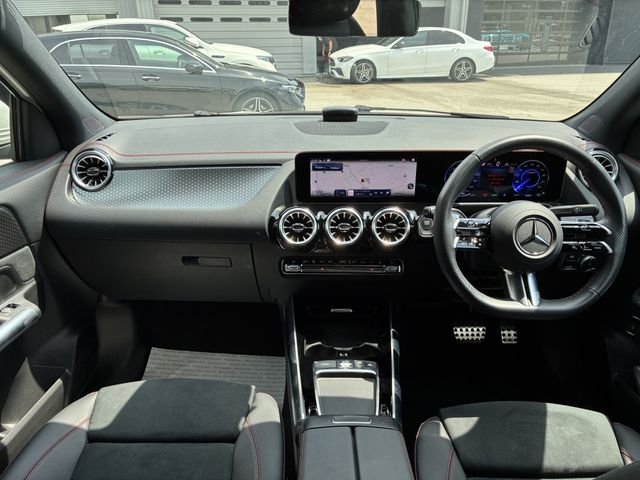MERCEDES BENZ EQA