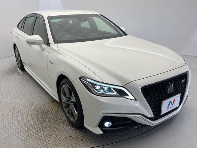 CROWN sedan hybrid