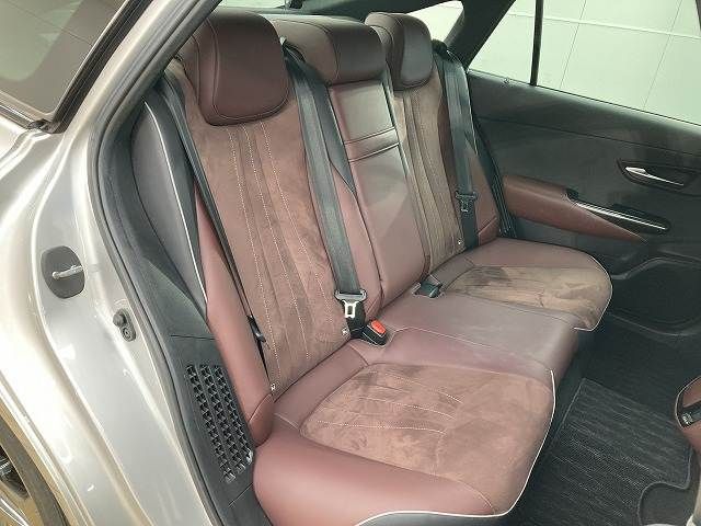 CROWN sedan hybrid