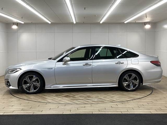 CROWN sedan hybrid