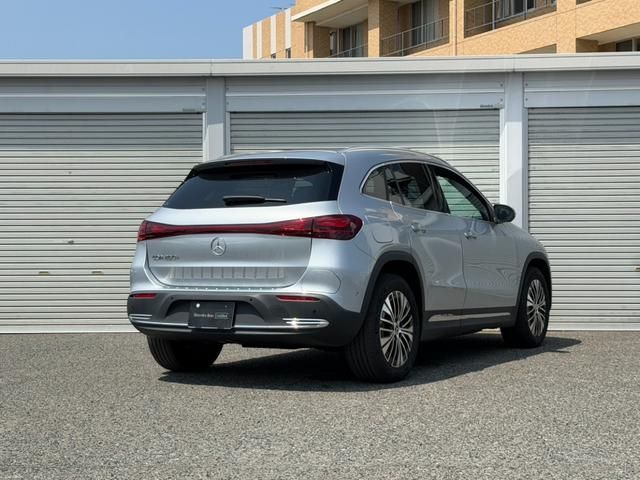 MERCEDES BENZ EQA