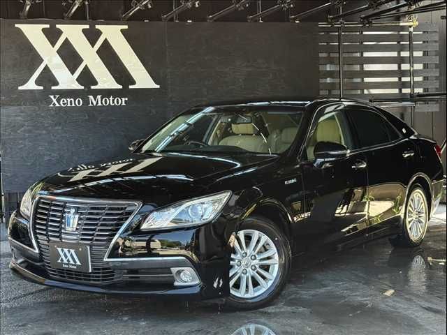 CROWN sedan hybrid