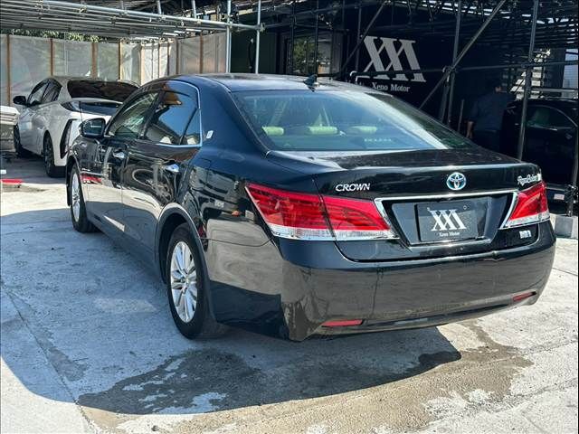 CROWN sedan hybrid