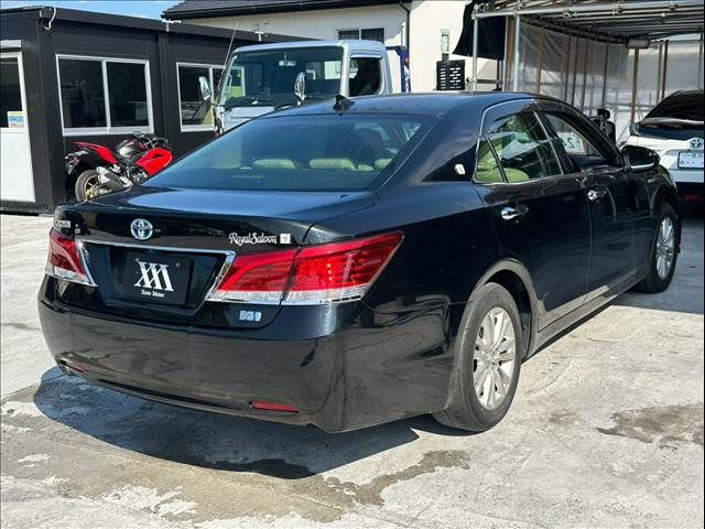 CROWN sedan hybrid