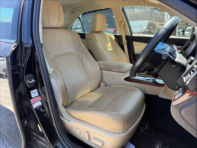 CROWN sedan hybrid