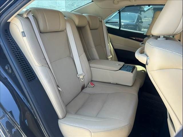 CROWN sedan hybrid