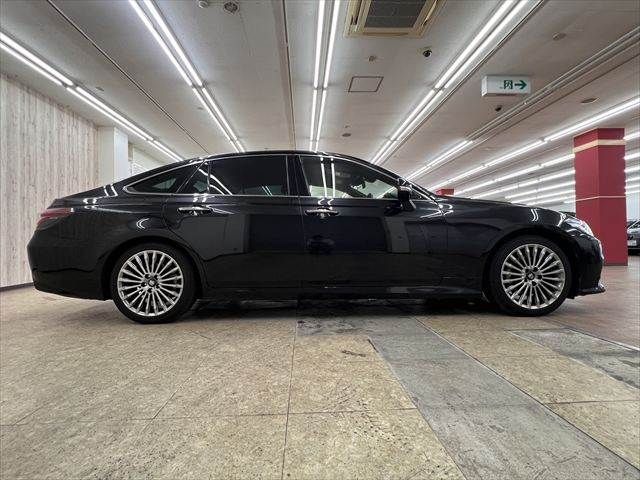 CROWN sedan hybrid