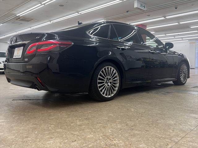 CROWN sedan hybrid