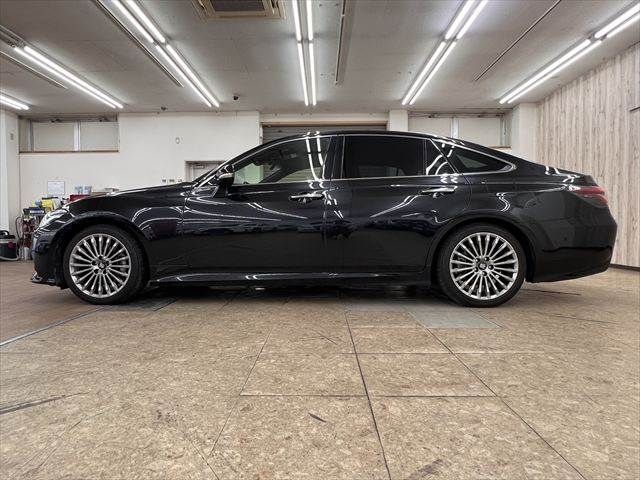 CROWN sedan hybrid