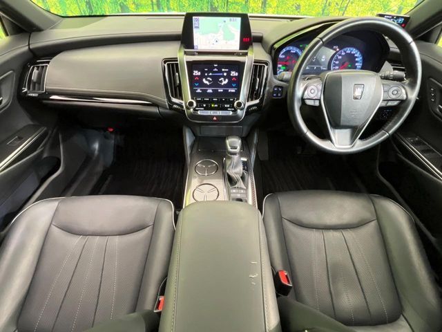 CROWN sedan hybrid